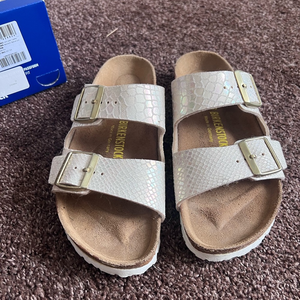 NEW Arizona Birkenstock Size 38 in Shiny Snake Cream.  Worn once around house.